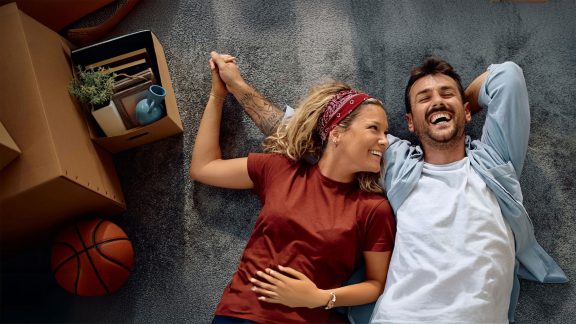 Paar-auf-Fussboden-Wohnung